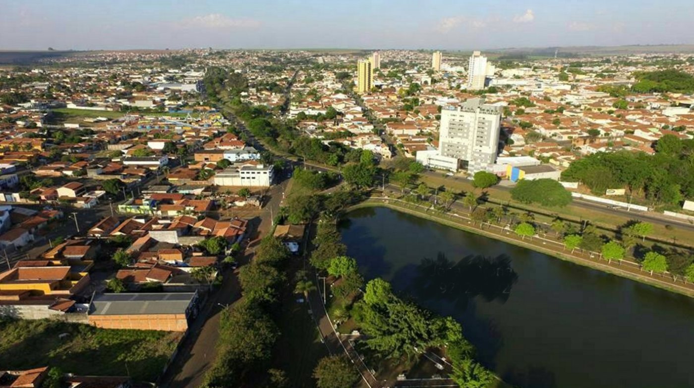 Imagem de Leme, cidade interiorana de São Paulo, com sua beleza natural e cultura vibrante